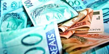 Composição de cédulas brasileiras de diferentes valores representando incentivos financeiros educacionais