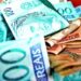 Composição de cédulas brasileiras de diferentes valores representando incentivos financeiros educacionais
