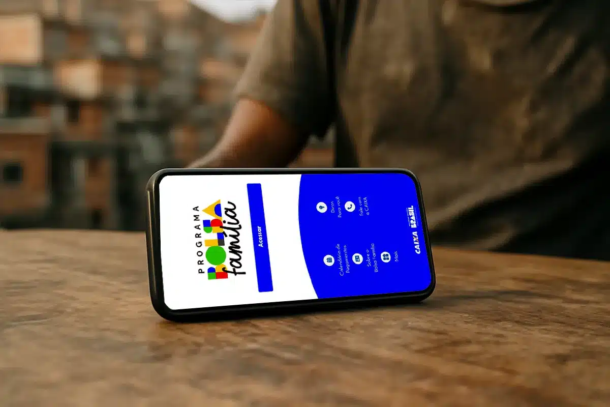 Acesso ao app Bolsa Família em 2026 Celular exibindo app do Bolsa Família, foco no login do programa social