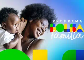 Mãe sorrindo segurando bebê no colo com logo colorido do Programa Bolsa Família em fundo azul com formas geométricas.