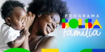 Mãe sorrindo segurando bebê no colo com logo colorido do Programa Bolsa Família em fundo azul com formas geométricas.