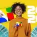 Imagem de mulher sorridente segurando o cartão do Bolsa Família 2026 com notas de 100 reais.