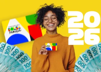 Beneficiária do Bolsa Família segura cartão do programa em referência aos pagamentos previstos para 2026.