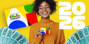 Beneficiária do Bolsa Família segura cartão do programa em referência aos pagamentos previstos para 2026.