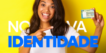 Mulher sorridente apontando para sua nova Carteira de Identidade Nacional em fundo amarelo