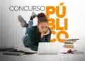 Jovem estudando em laptop com vários livros ao redor para concurso público