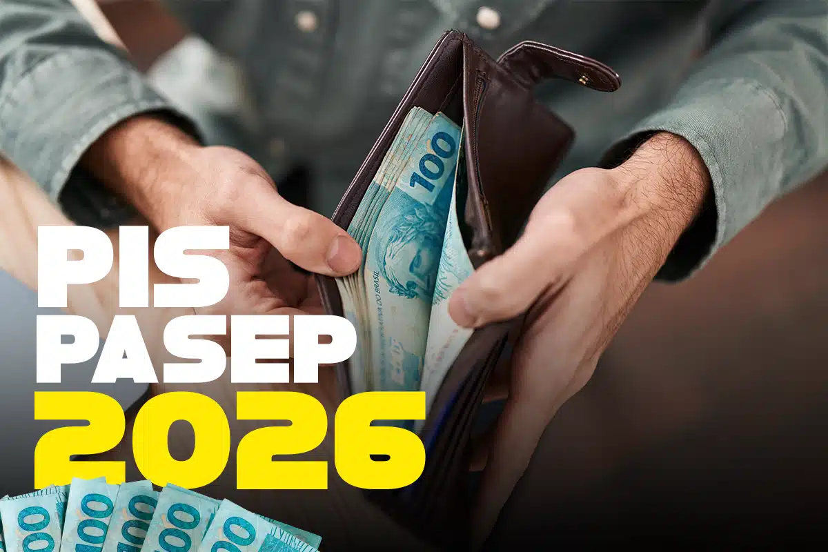 PIS PASEP 2026: Benefícios e Pagamentos Carteira marrom com cédulas de real sendo segurada por pessoa com camisa verde