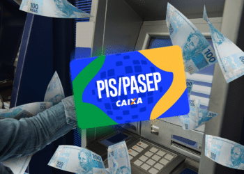 Pessoa em caixa eletrônico com cartão PIS PASEP da Caixa e notas de cem reais simbolizando saque do abono salarial.