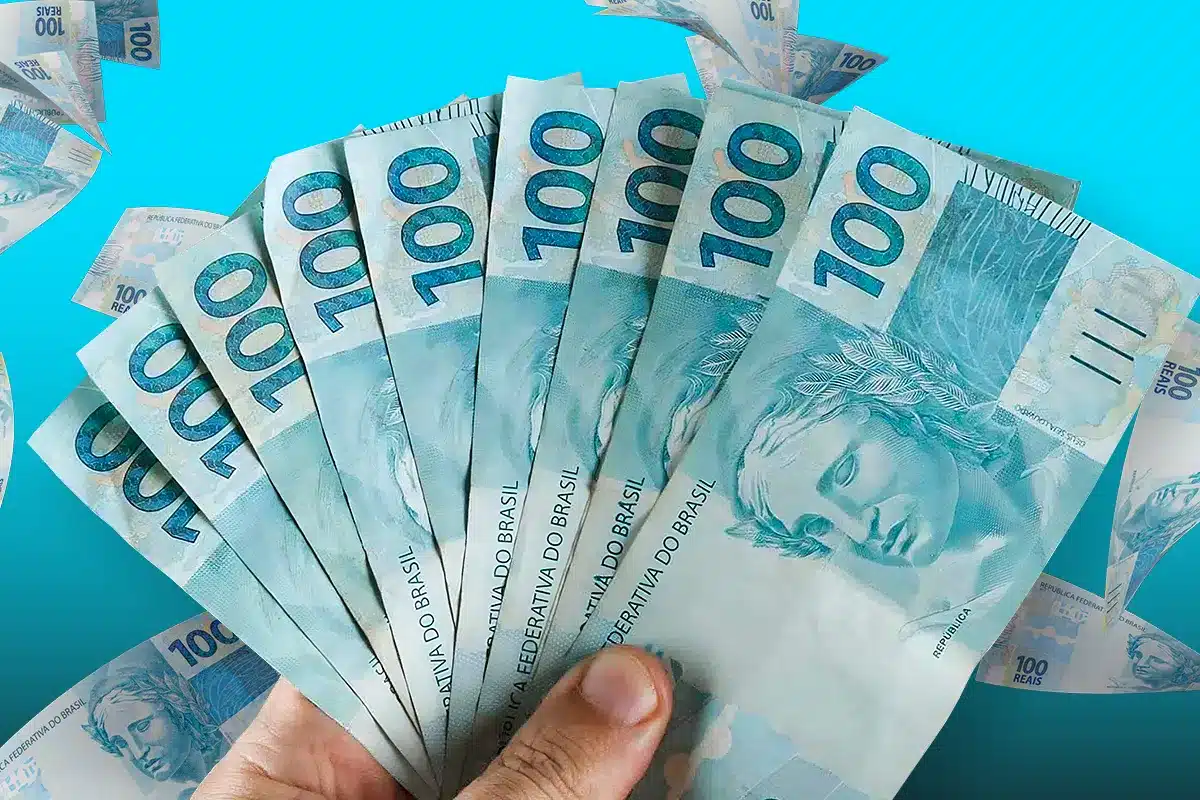Reajuste do Salário Mínimo 2026 Cédulas de 100 reais representando o reajuste do salário mínimo no Brasil.