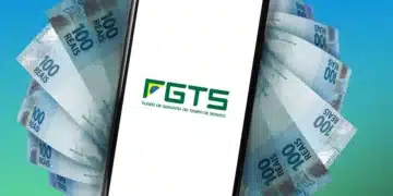 Celular com aplicativo do FGTS exibindo logo e notas de 100 reais em fundo colorido