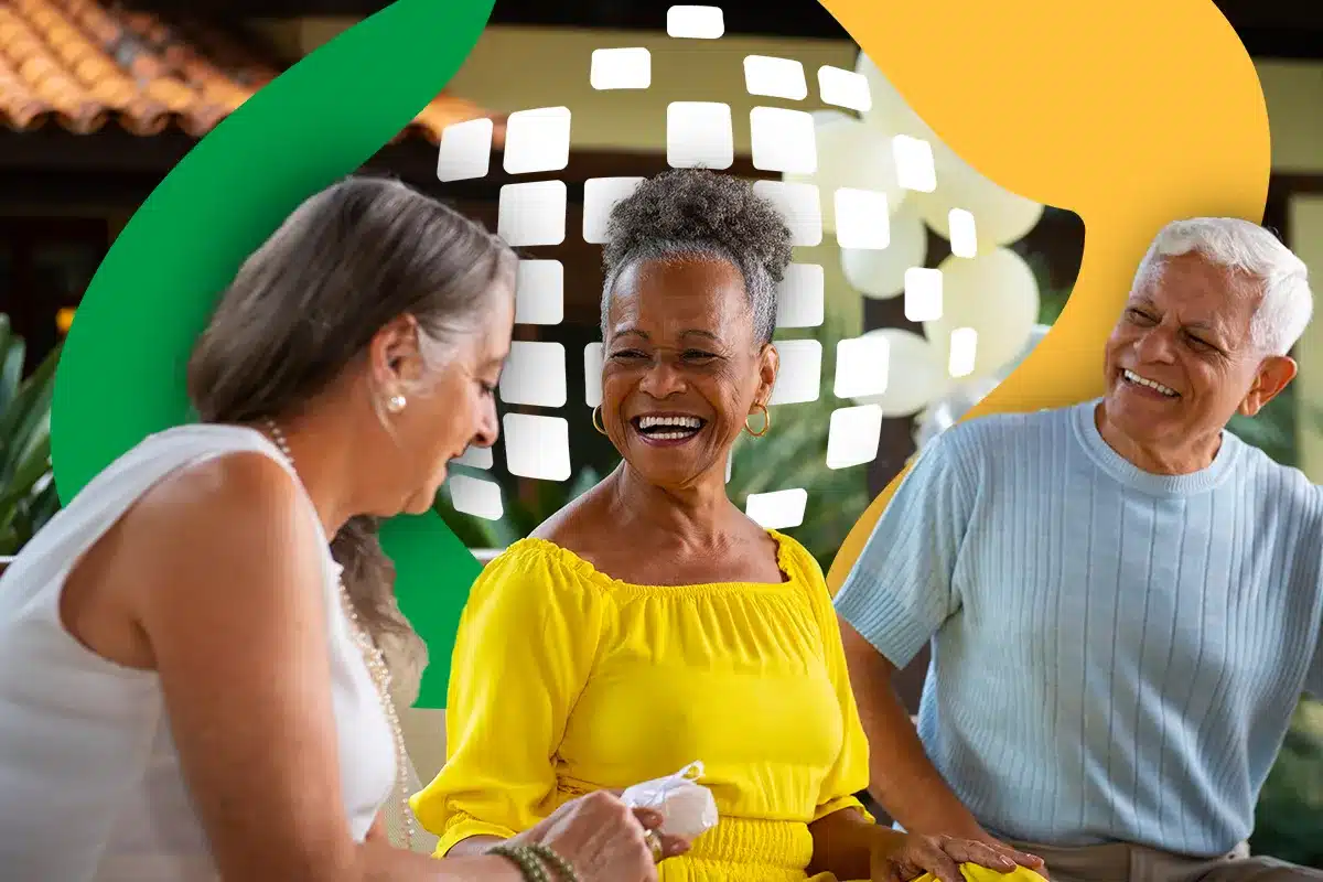 Idosos sorrindo em momento de convivência e bem-estar em 2026 Grupo de idosos sorrindo e conversando, simbolizando saúde e qualidade de vida em 2026