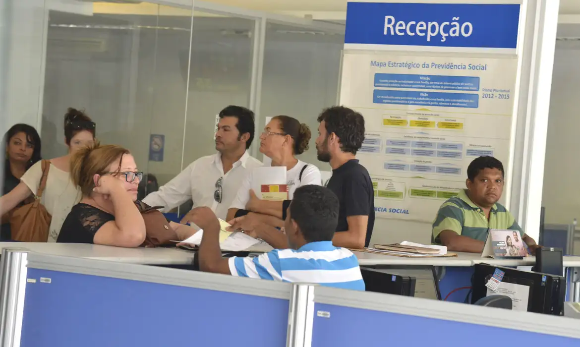 Atendimento na recepção da Previdência Social Pessoas aguardam atendimento na recepção da Previdência Social em 2026