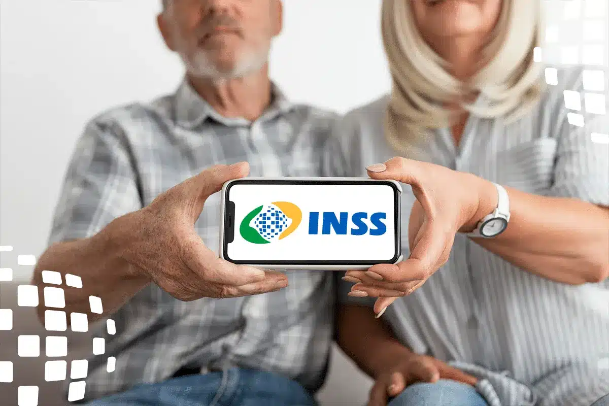 Benefício por incapacidade temporária do INSS. Idosos segurando smartphone com logo do INSS, representando o benefício por incapacidade temporária.