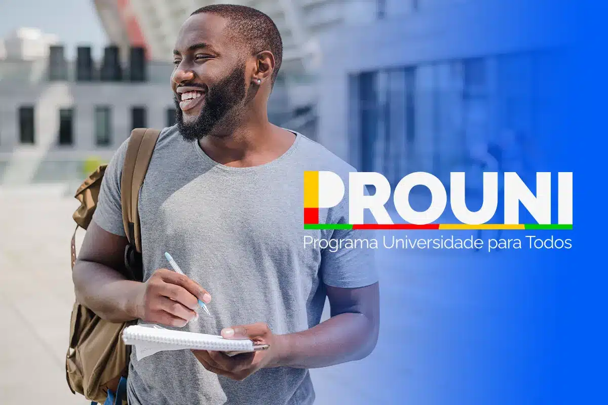 Inscrições Prouni 2026 - Detalhes e Cronograma Imagem promocional do Prouni 2026, com um jovem sorridente segurando um caderno em frente a um edifício, simbolizando as inscrições para o Programa Universidade para Todos.