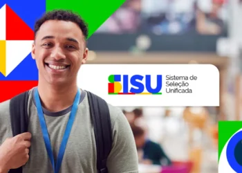 Estudante sorrindo em ambiente acadêmico com logo do Sisu 2026 e padrões geométricos coloridos ao fundo.