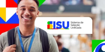 Estudante sorrindo em ambiente acadêmico com logo do Sisu 2026 e padrões geométricos coloridos ao fundo.