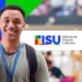 Estudante sorrindo em ambiente acadêmico com logo do Sisu 2026 e padrões geométricos coloridos ao fundo.