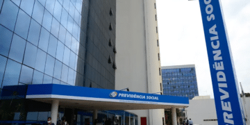 Fachada do edifício sede da Previdência Social com letreiro azul e pessoas circulando na entrada
