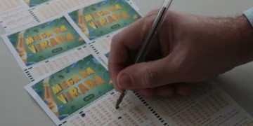 Pessoa marca aposta em bilhete da Mega da Virada com caneta