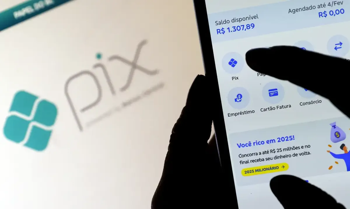 O que a Receita Federal diz oficialmente sobre o monitoramento do Pix? Tela de aplicativo bancário com função Pix e logo do sistema de pagamentos instantâneos