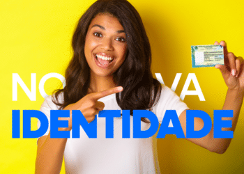 Mulher jovem sorridente segurando a nova Carteira de Identidade Nacional e apontando para o documento.