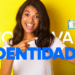 Mulher jovem sorridente segurando a nova Carteira de Identidade Nacional e apontando para o documento.