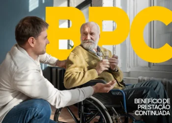 Senhor idoso com barba branca em uma cadeira de rodas, segurando um copo de água e sendo atendido por um homem jovem. Ao fundo, as letras "BPC" em amarelo e o texto "Benefício de Prestação Continuada" no canto inferior direito.