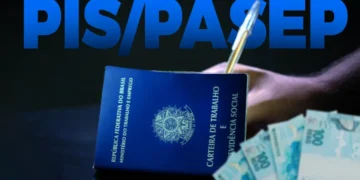 Carteira de Trabalho e notas de R$100 com a palavra PIS/PASEP em destaque.