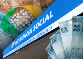 Fachada do prédio da Previdência Social com logo do INSS e notas de cem e cinquenta reais ao redor.
