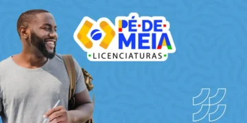 Jovem universitário sorrindo com mochila e caneta ao lado do logo Pé-de-Meia Licenciaturas em fundo azul.