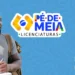 Jovem universitário sorrindo com mochila e caneta ao lado do logo Pé-de-Meia Licenciaturas em fundo azul.