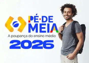 Jovem sorrindo ao lado do logo do Pé-de-Meia 2026, programa de poupança escolar