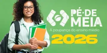 Estudante sorridente segurando cadernos de diferentes cores, com mochila nas costas e logo do programa Pé-de-Meia 2026 ao fundo.