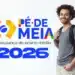 Jovem sorridente com mochila, promoção da poupança Pé de Meia para ensino médio 2026