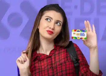 Jovem estudante de licenciatura com mochila nas costas, segurando o cartão do programa Pé-de-Meia e olhando para cima com expressão reflexiva sobre seu futuro na carreira docente.