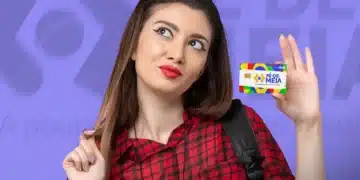 Jovem estudante de licenciatura com mochila nas costas, segurando o cartão do programa Pé-de-Meia e olhando para cima com expressão reflexiva sobre seu futuro na carreira docente.