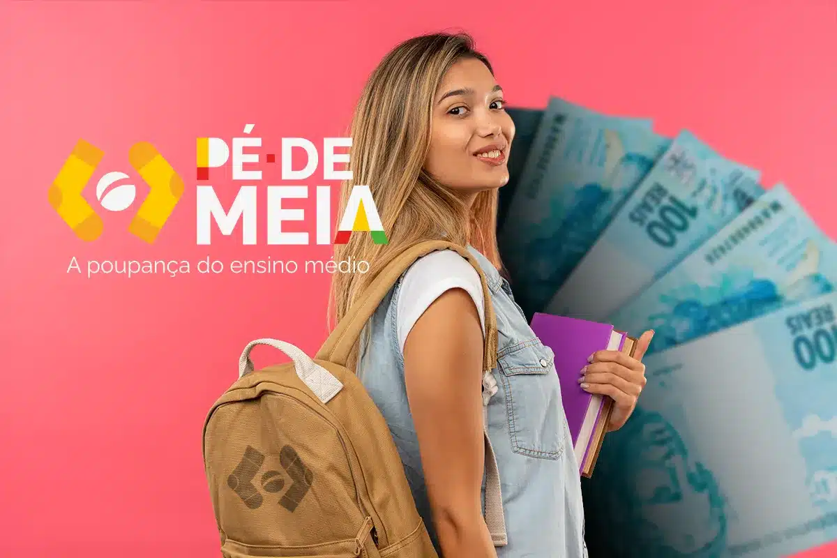 Estudante jovem sorridente de óculos e cabelos cacheados, segurando cadernos verdes e laranjas; ao lado, o logotipo "Pé-de-Meia: A poupança do ensino médio" e o ano "2026" em fundo verde.