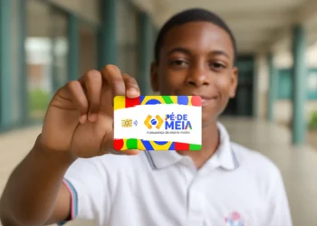 Estudante segurando o cartão do Pé-de-Meia, uma iniciativa para incentivar a poupança de estudantes.