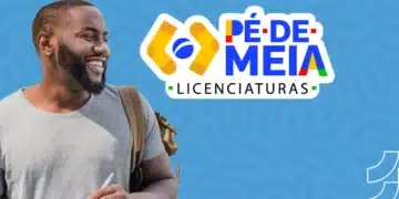 Uma pessoa sorrindo com um bloco de anotações, com logo do Pé-de-Meia Licenciaturas e informações sobre inscrição para o valor de R$ 1.050.