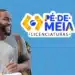 Uma pessoa sorrindo com um bloco de anotações, com logo do Pé-de-Meia Licenciaturas e informações sobre inscrição para o valor de R$ 1.050.