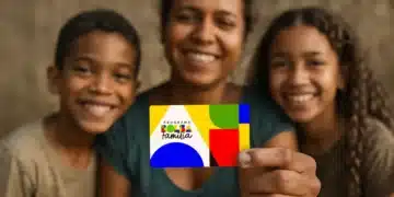 Família sorridente segurando cartão do programa Bolsa Família, destaque em 2026.