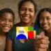 Família sorridente segurando cartão do programa Bolsa Família, destaque em 2026.