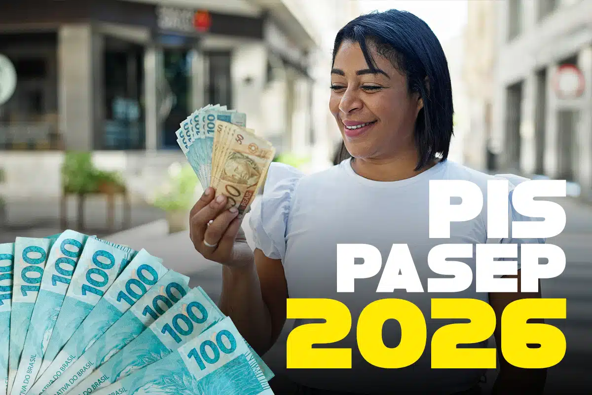 requisitos direito abono salarial 2026 Mulher sorridente segurando cédulas de dinheiro, representando o pagamento do PIS PASEP 2026.
