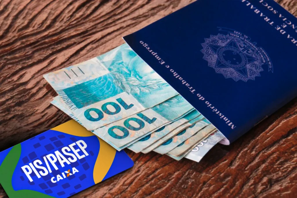 Abono salarial PIS/Pasep e as novas regras para 2027. Imagem mostrando cédulas de 100 reais, a carteira de trabalho e o cartão PIS/Pasep, representando o abono salarial.
