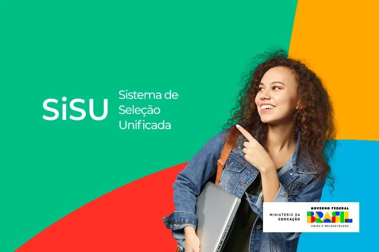Sisu 2026 - Passo a Passo da Inscrição Uma jovem sorrindo e apontando, com elementos coloridos de fundo, representando o passo a passo do processo de inscrição no Sisu 2026