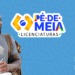 Homem sorrindo segurando caderno, com a logo do Pé-de-Meia Licenciaturas, programa que apoia estudantes no Sisu 2026.