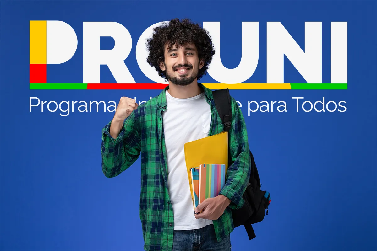Prouni 2026: Oportunidades de Bolsa para Todos Jovem sorridente com mochilas e cadernos à frente do logo do Prouni 2026