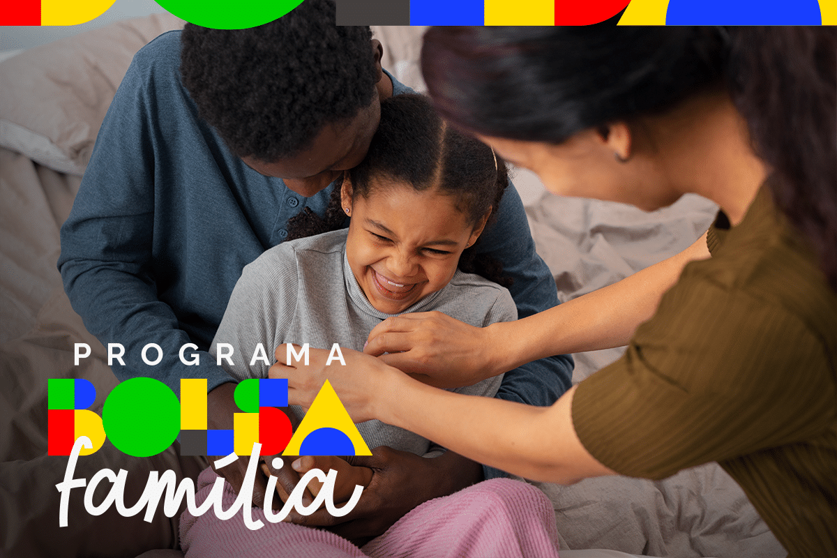 Família sorridente abraçada com logo do Programa Bolsa Família representando beneficiários