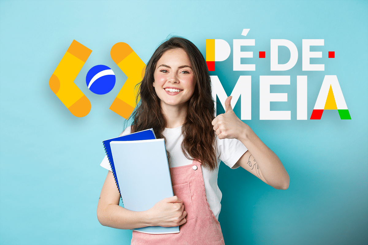 Estudante segurando cadernos fazendo sinal de positivo com logo do programa Pé-de-Meia ao fundo
