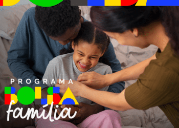 Família feliz abraçada com logo do Programa Bolsa Família ilustrando a Regra de Proteção